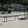 Banc public sans dossier dans une aire de jeux