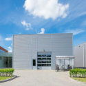 Abri pour deux roues installé devant un garage