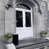 Cendrier poubelle extérieur devant une entrée