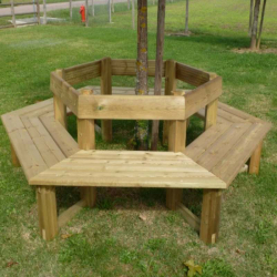 Banc en bois avec dossier autour d'un arbre Banc en bois avec dossier autour d'un arbre