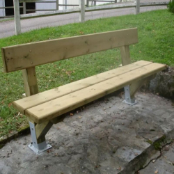 Banc public bois PEFC sur aire de repos urbaine Banc public bois PEFC sur aire de repos urbaine