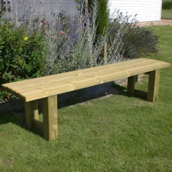 Banc public en bois sans dossier dans un parc