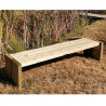 Banc public sans dossier en bois sur chemin forestier
