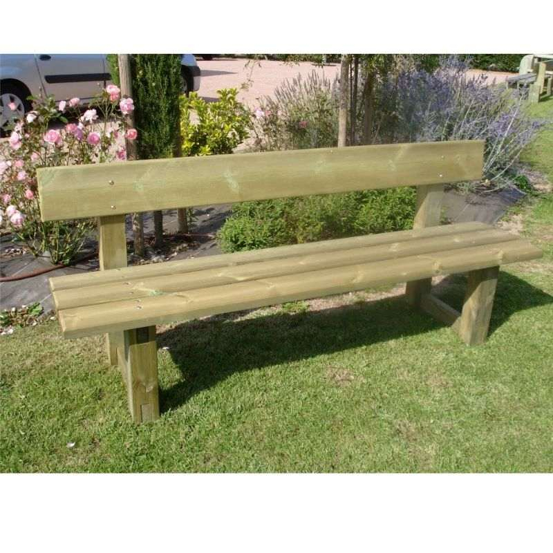 Banc public en bois dans un jardin public