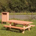 Table pique-nique avec poubelle en bois sur aire de repos