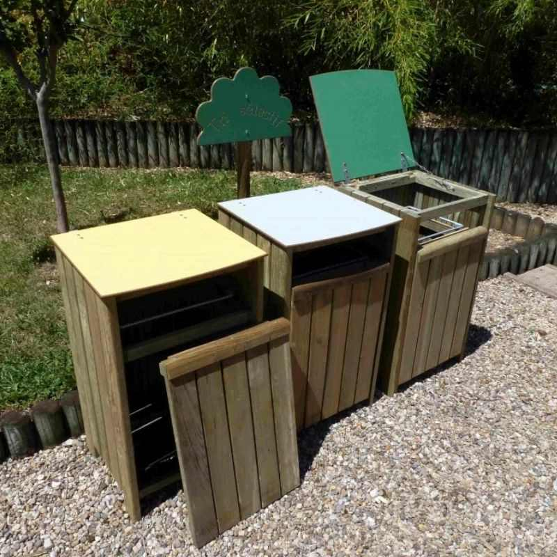 Poubelles en bois pour le tri sélectif dans un parc