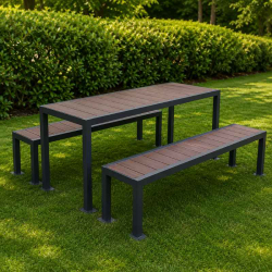 Table et banquettes en plastique recyclé