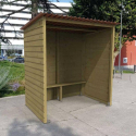 Aubette de bus en bois en milieu urbain