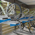 Support cycles à 2 étages dans un abri vélos