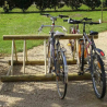 Rack à vélos en bois dans un parc public