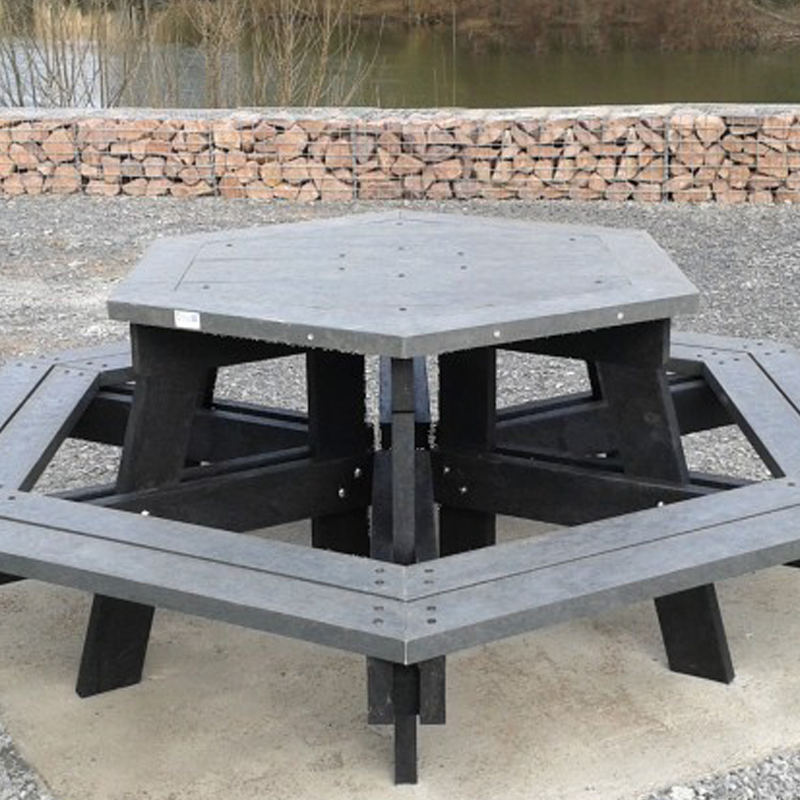 Table en lattes en plastique recyclé Table en lattes en plastique recyclé